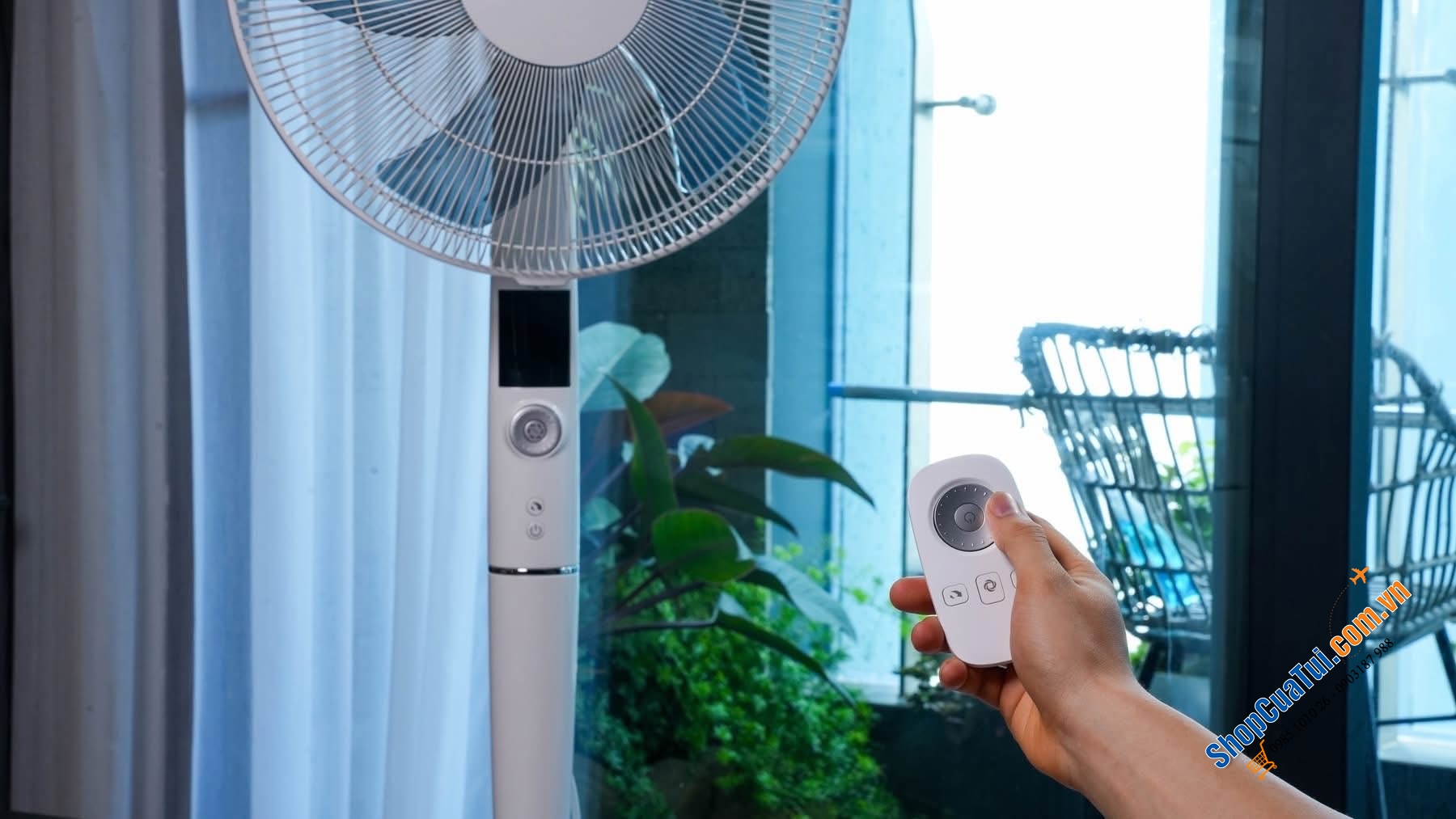 Quạt cây Trotec TVE26S màu trắng.