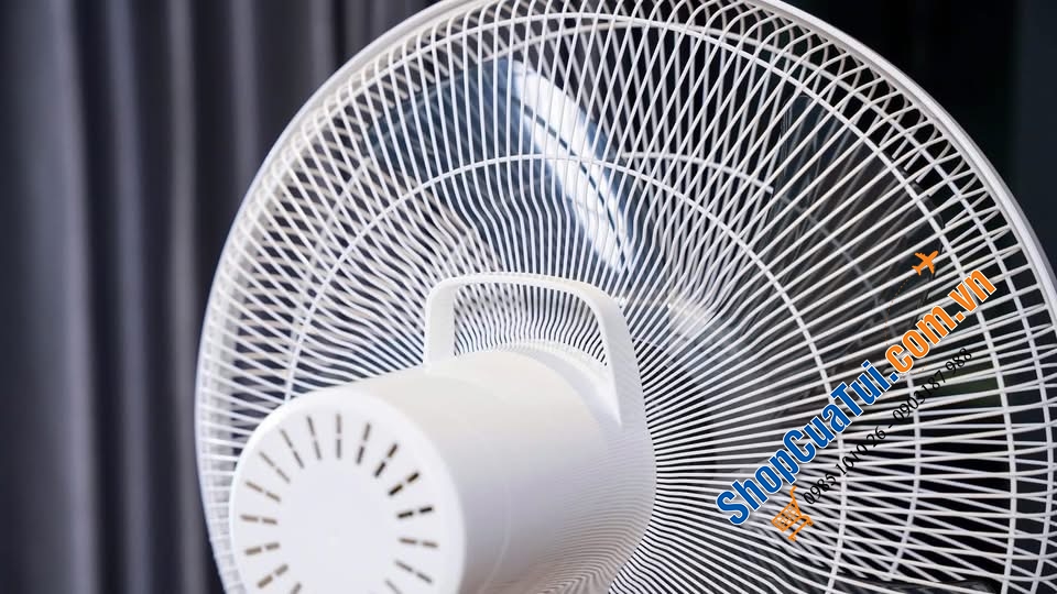 Quạt cây Trotec TVE26S màu trắng.
