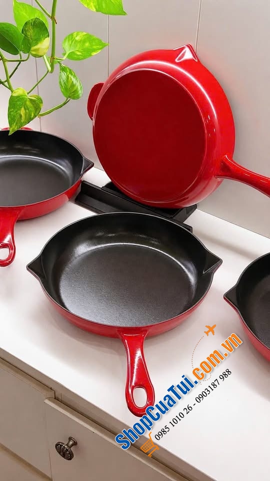 Chảo Staub Skillet 26cm đỏ rực rỡ.