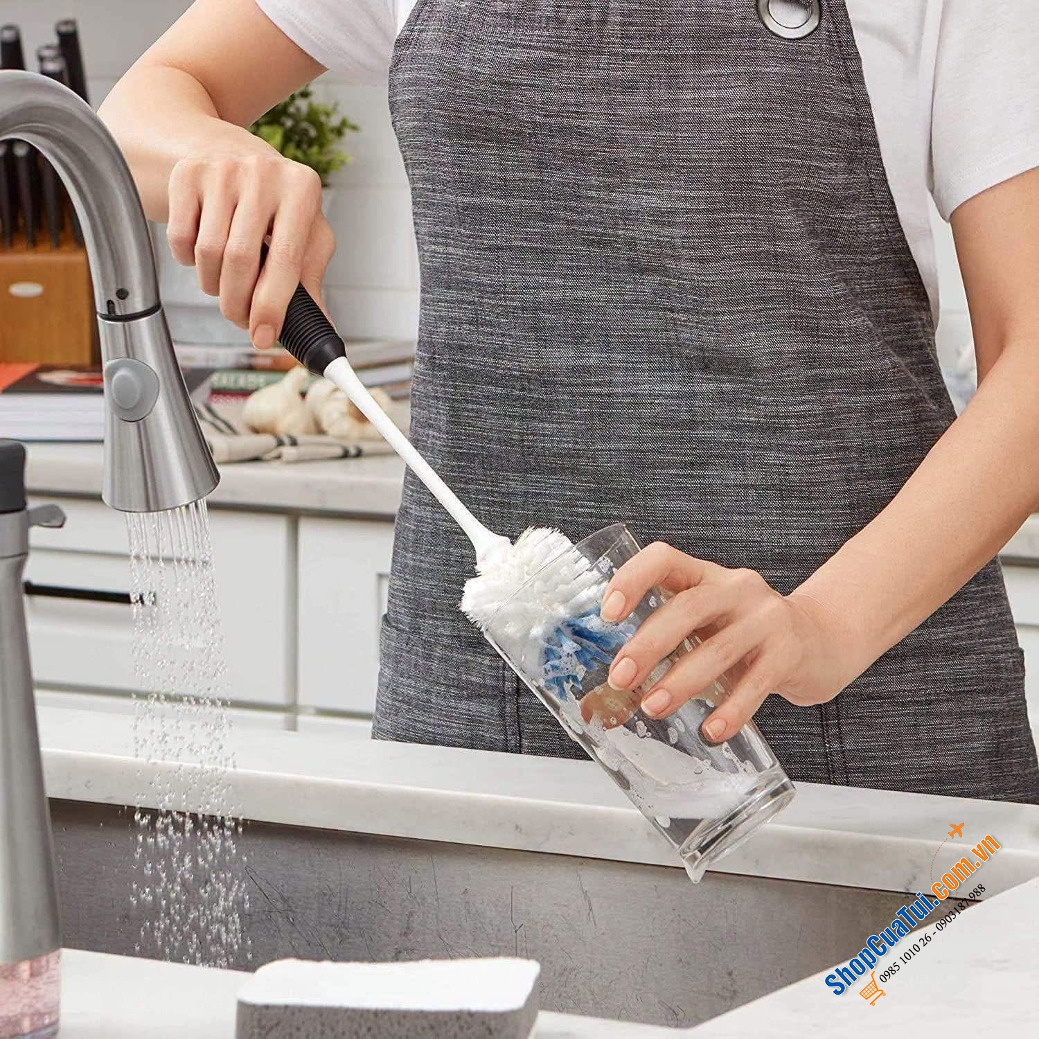 Dụng cụ cọ bình Oxo Good Grips.
