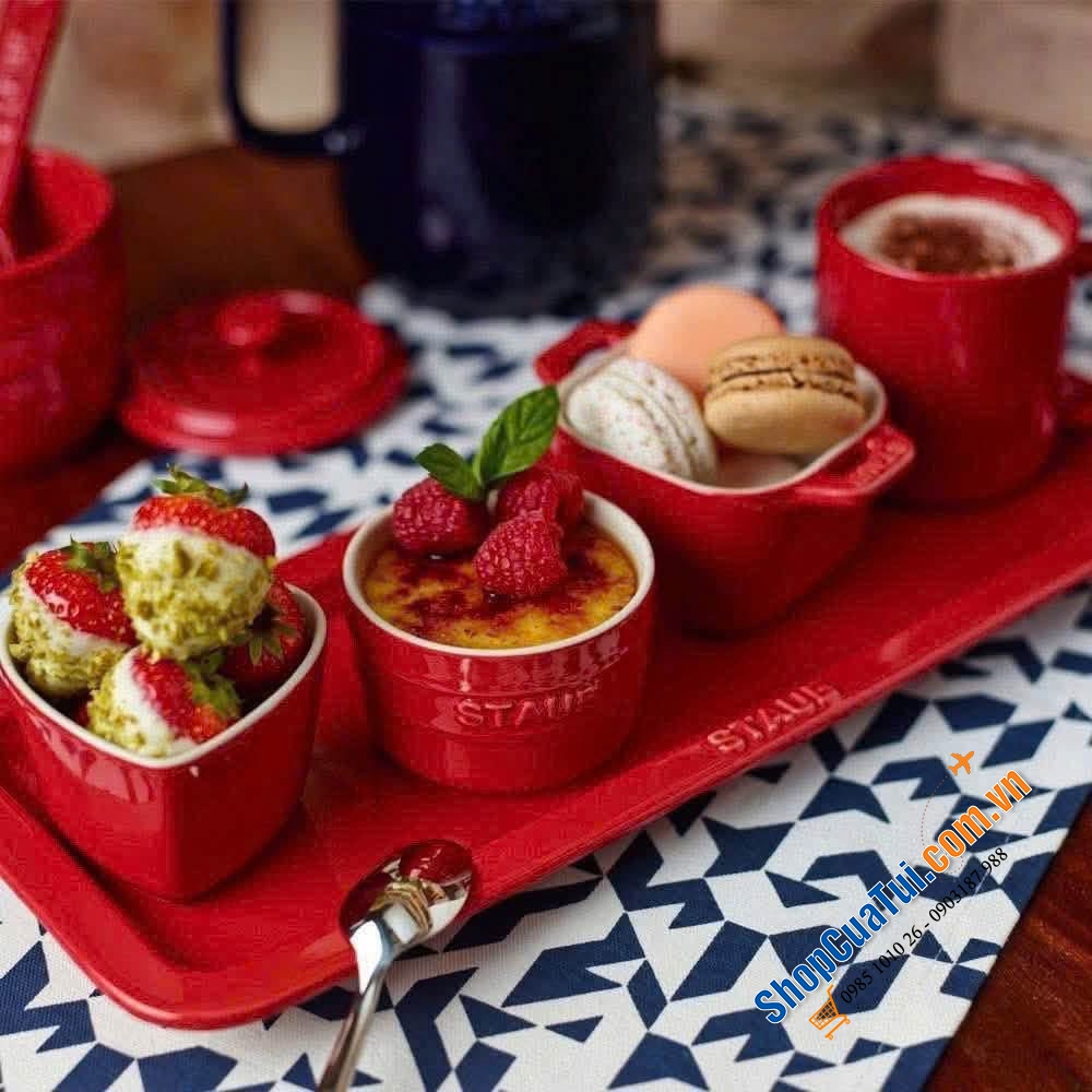 Set STAUB cafe Gourmand 5 món màu đỏ cherry nổi bật - phục vụ tiệc trà, cà phê xinh lắm.