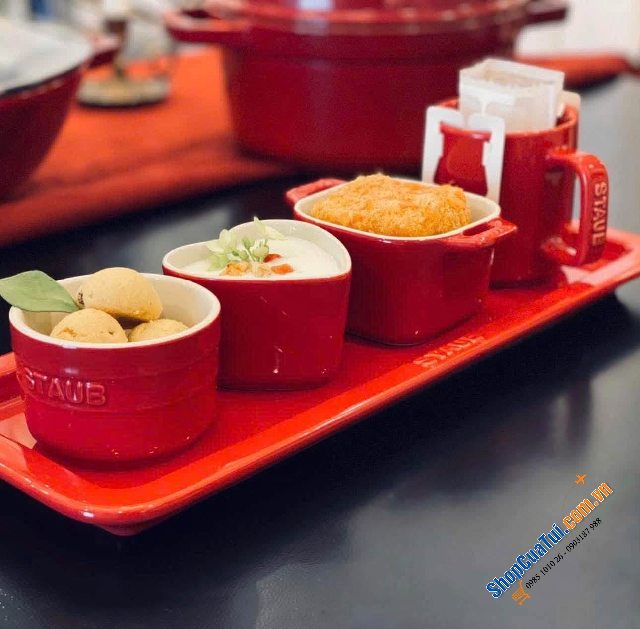 Set STAUB cafe Gourmand 5 món màu đỏ cherry nổi bật - phục vụ tiệc trà, cà phê xinh lắm.