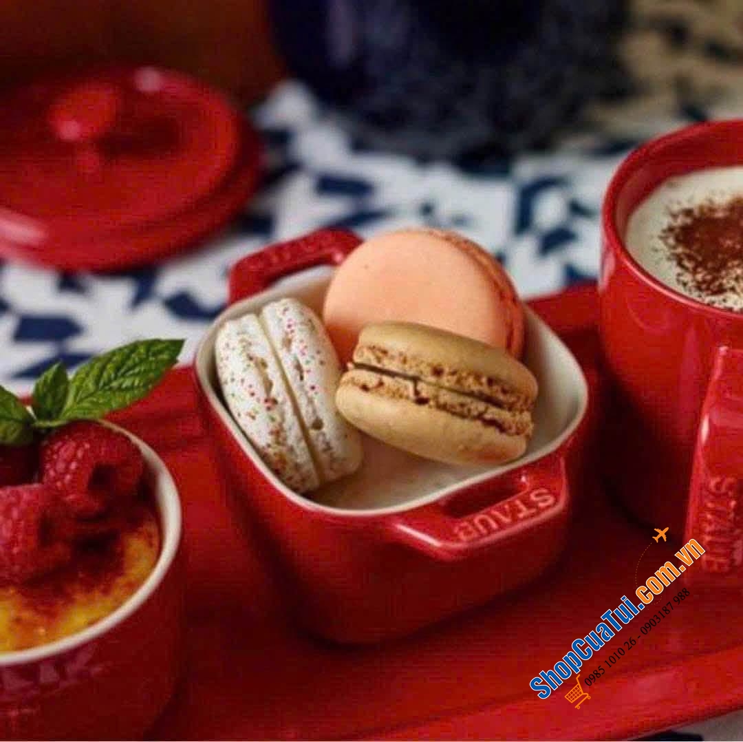 Set STAUB cafe Gourmand 5 món màu đỏ cherry nổi bật - phục vụ tiệc trà, cà phê xinh lắm.