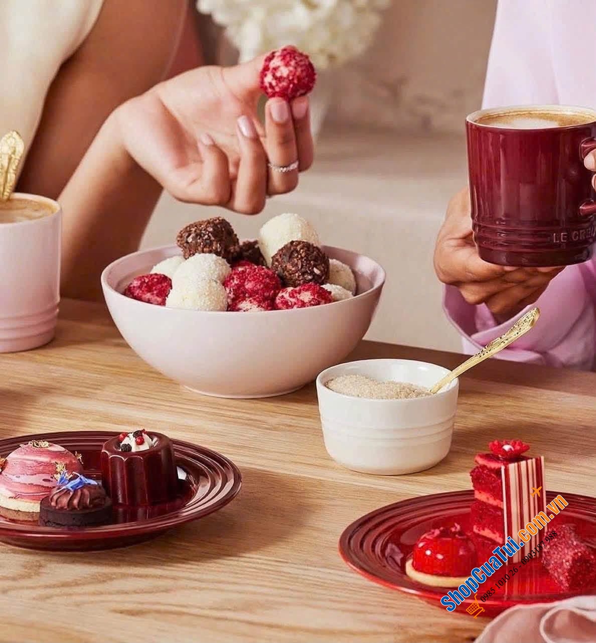 Set 4 bát Le Creuset Petits Fours 16cm.   Set 4 đĩa Le Creuset Petits Fours 17cm.   Set 4 bát Ramenkins Le Creuset Petits Fours 8cm.   Set 4 cốc Le Creuset Petits Fours 200ml.