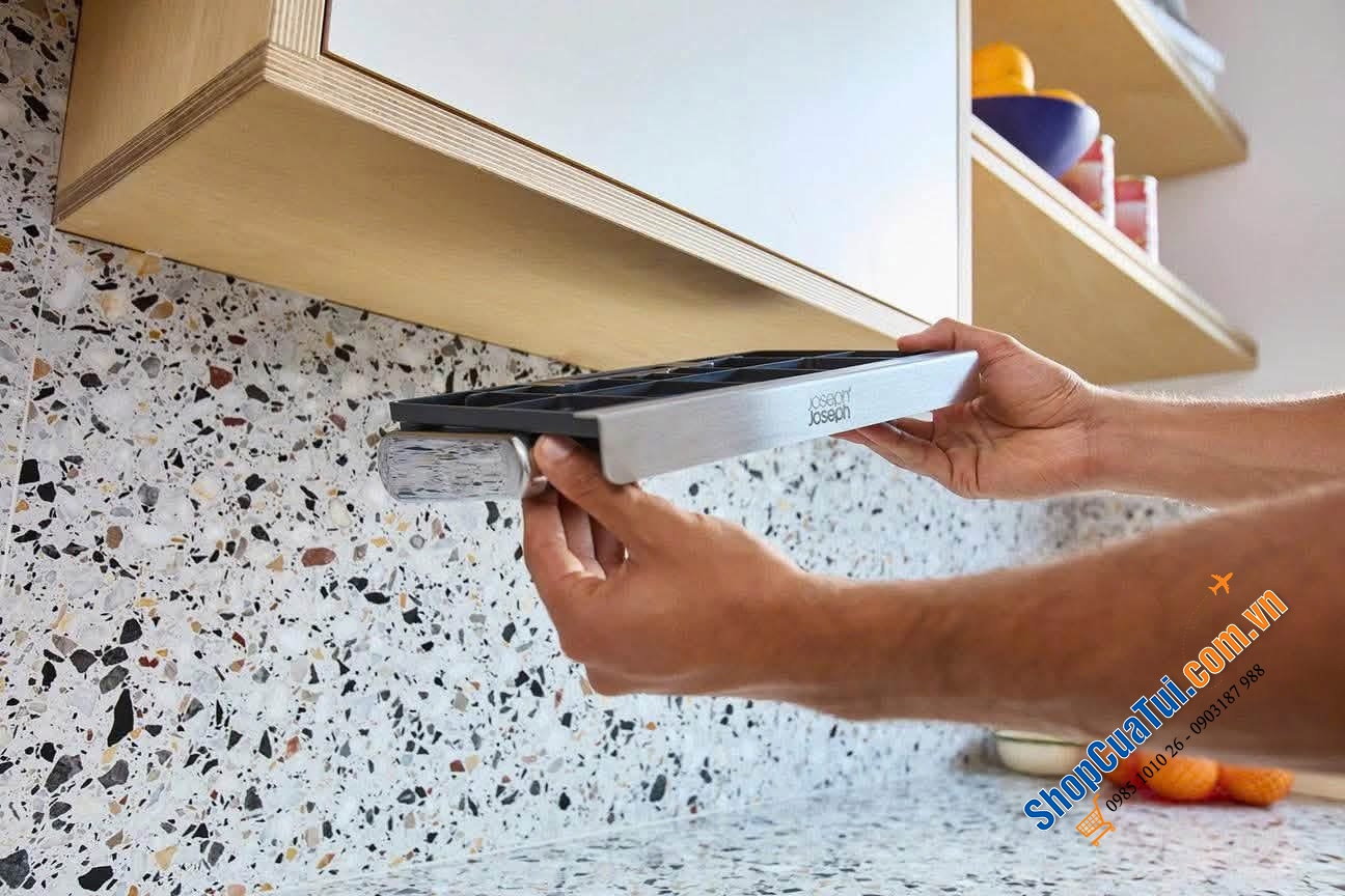 Giá treo giấy/khăn Joseph Joseph 8500004 RollGrip Easy-Tear – thiết kế thông minh giúp tận dụng không gian dưới tủ bếp, vừa tiện lợi vừa tăng tính thẩm mỹ.