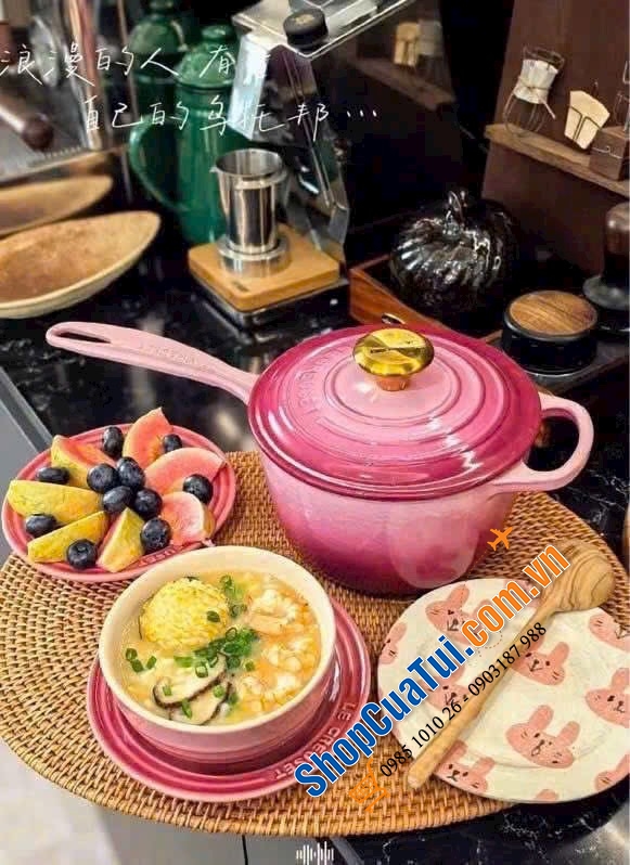 Nồi gang Le Creuset Rice Pot 20cm màu hồng Berry.