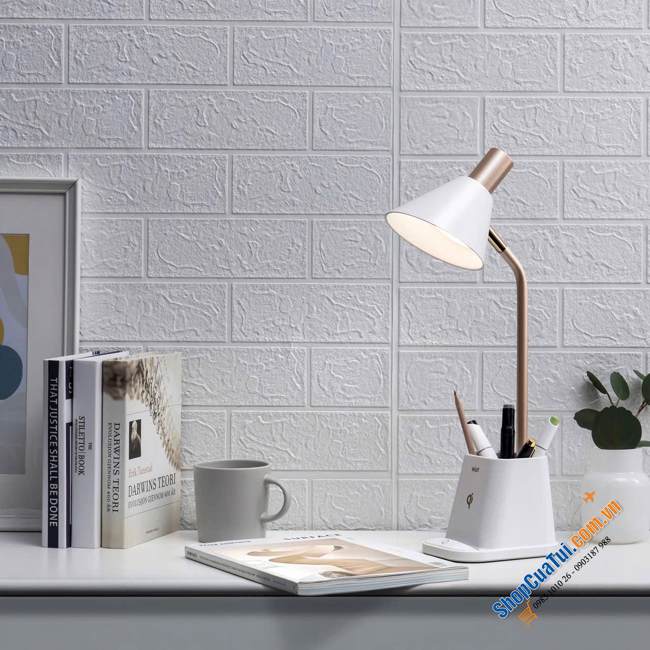 Đèn bàn học chống cận Wilit W23SQ15 tích hợp sạc không dây và giá đựng bút, bàn học luôn gọn gàng.