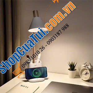 Đèn bàn học chống cận Wilit W23SQ15 tích hợp sạc không dây và giá đựng bút, bàn học luôn gọn gàng.