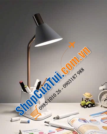 Đèn bàn học chống cận Wilit W23SQ15 tích hợp sạc không dây và giá đựng bút, bàn học luôn gọn gàng.