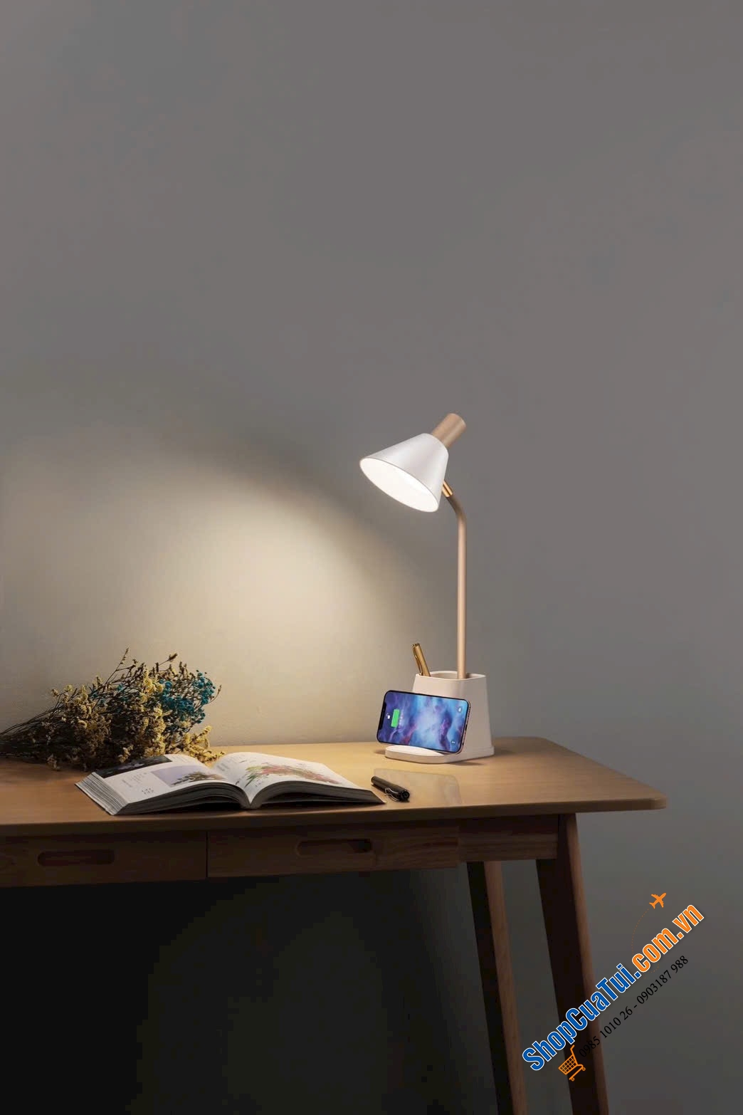 Đèn bàn học chống cận Wilit W23SQ15 tích hợp sạc không dây và giá đựng bút, bàn học luôn gọn gàng.