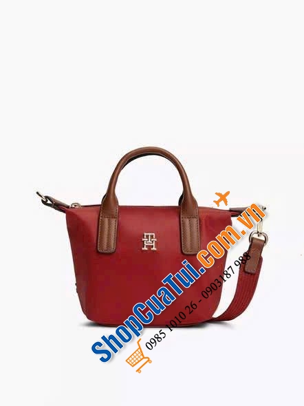 Chiếc túi Tommy Hilfiger Monogram Micro Tote Bag.
