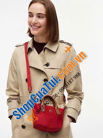 Chiếc túi Tommy Hilfiger Monogram Micro Tote Bag.