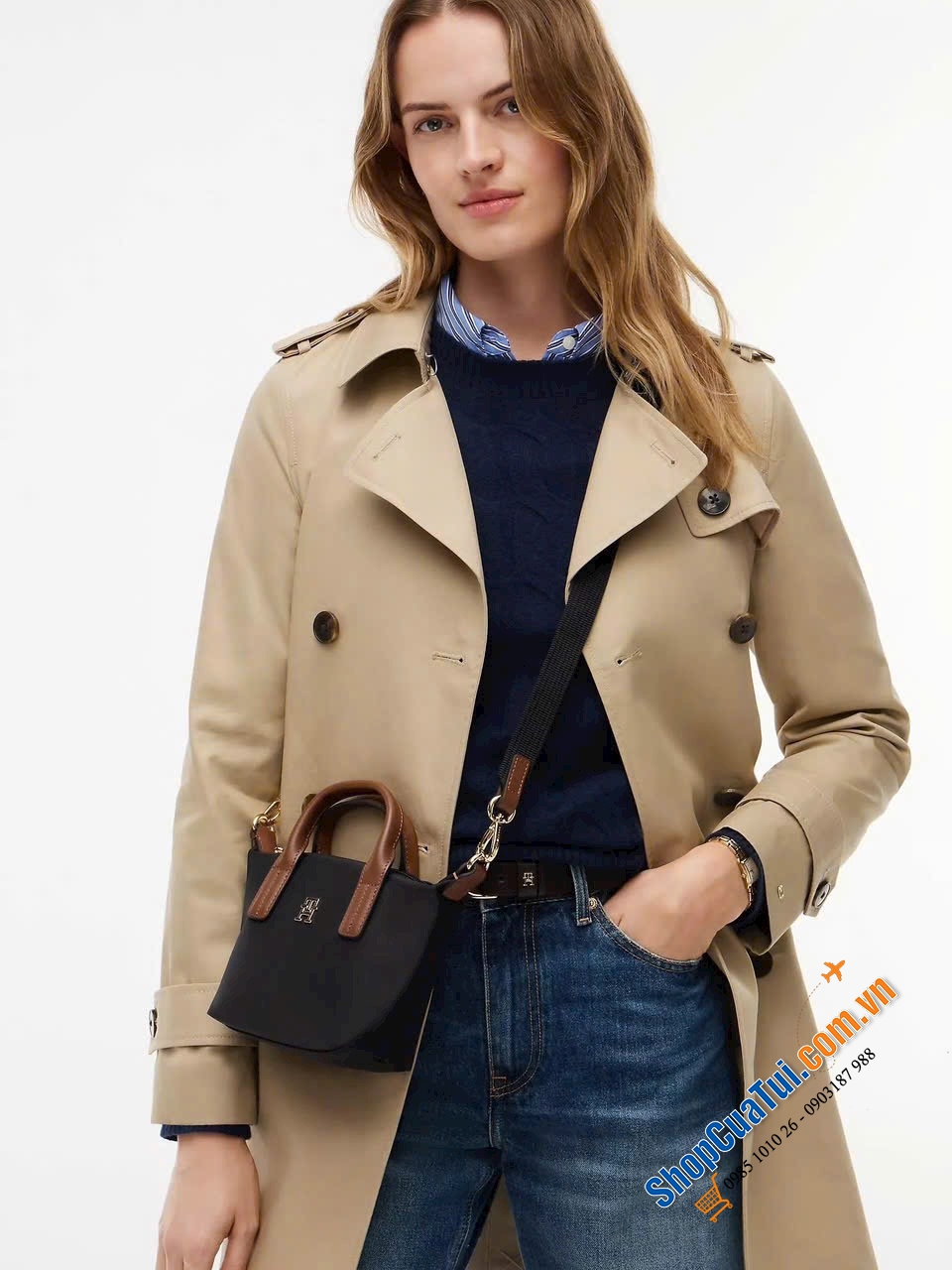 Chiếc túi Tommy Hilfiger Monogram Micro Tote Bag.