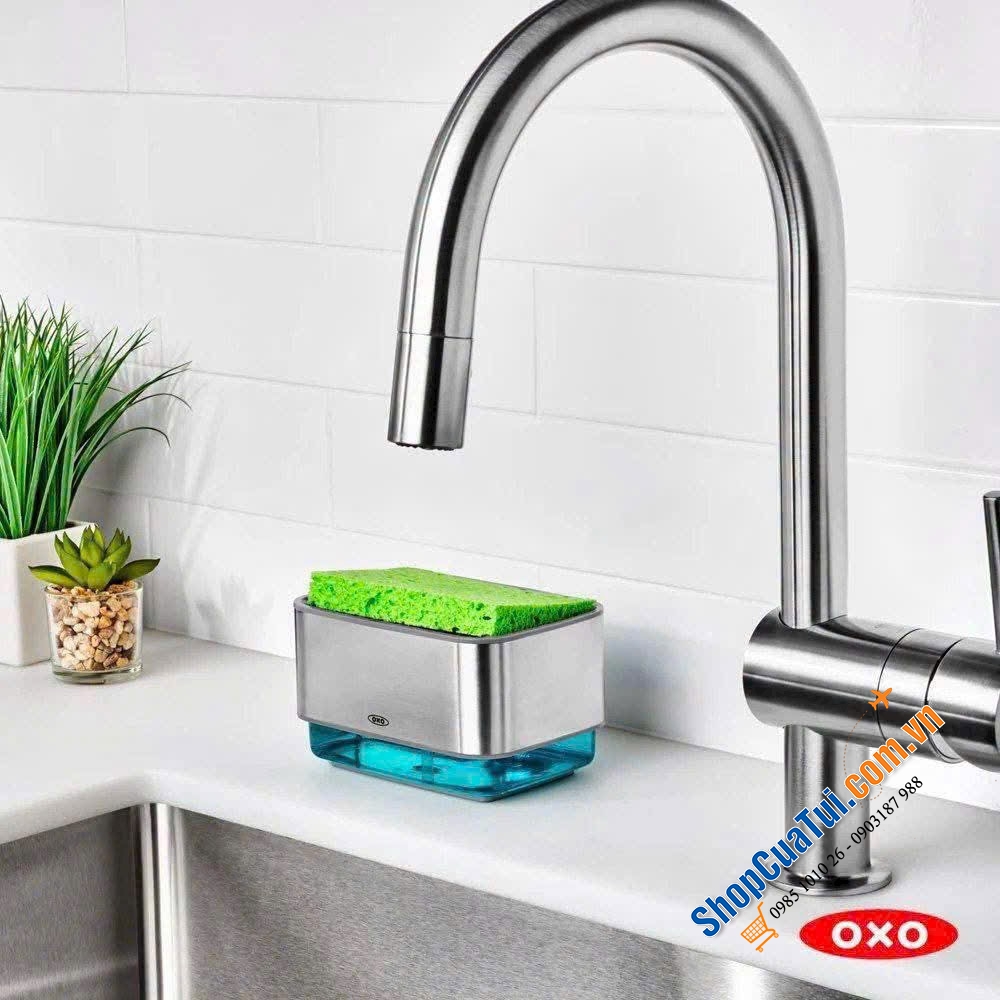 Hộp đựng xà phòng và miếng bọt biển OXO Good Grips.
