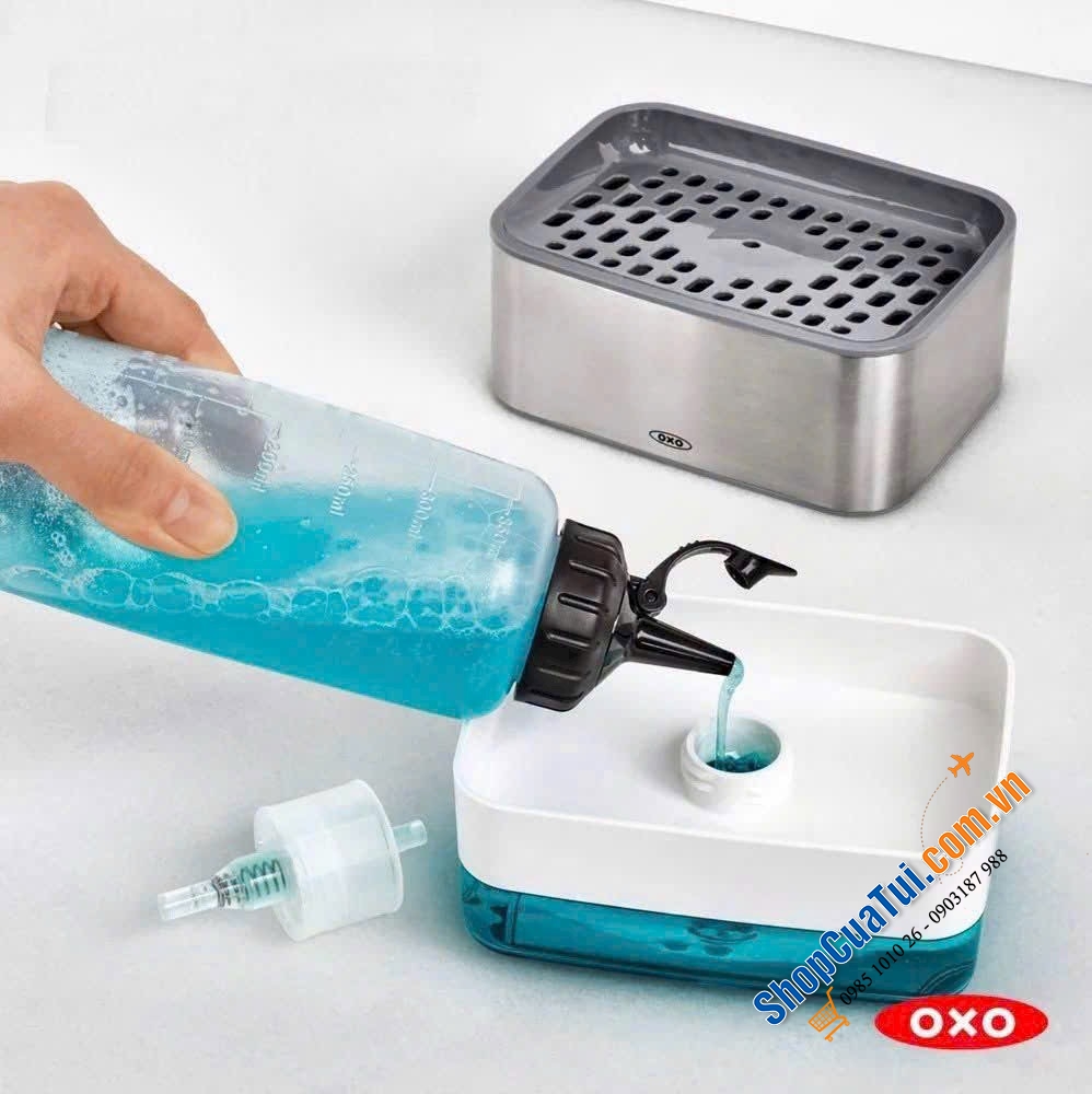 Hộp đựng xà phòng và miếng bọt biển OXO Good Grips.