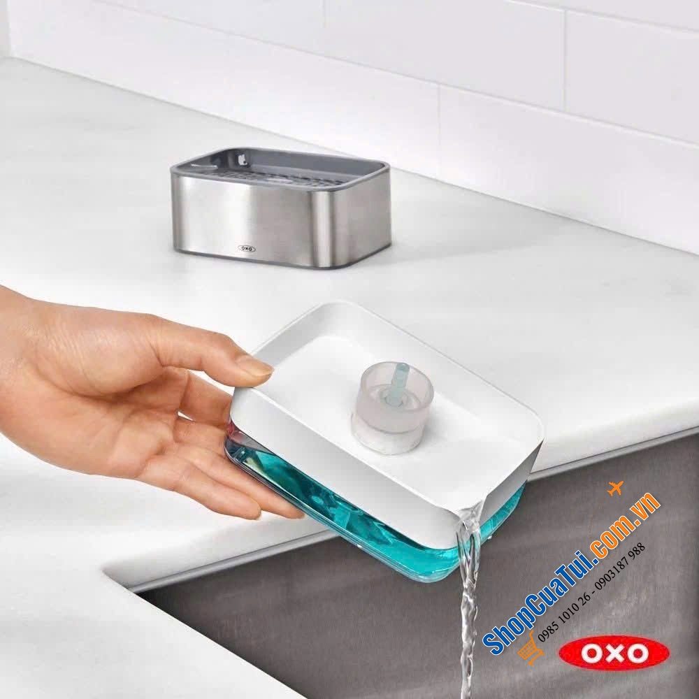 Hộp đựng xà phòng và miếng bọt biển OXO Good Grips.