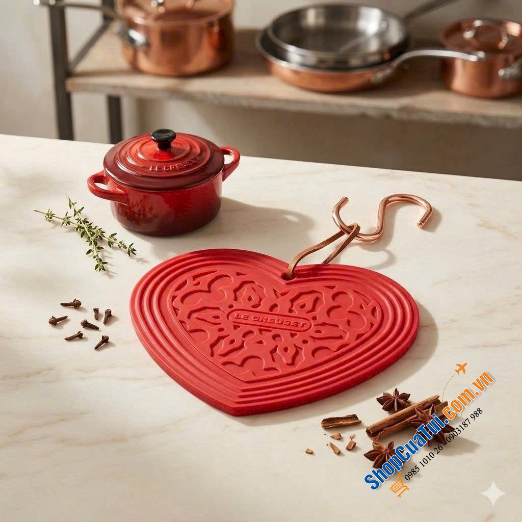 GIỮ ẤM GIAN BẾP – GÓI TRỌN YÊU THƯƠNG CÙNG MIẾNG LÓT SILICONE TRÁI TIM LE CREUSET.