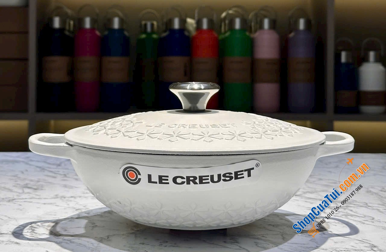 NỒI LE CREUSET MARMITE HOA MAI 22CM – ĐẸP TỪNG CHI TIẾT, SANG TỪNG GÓC BẾP.
