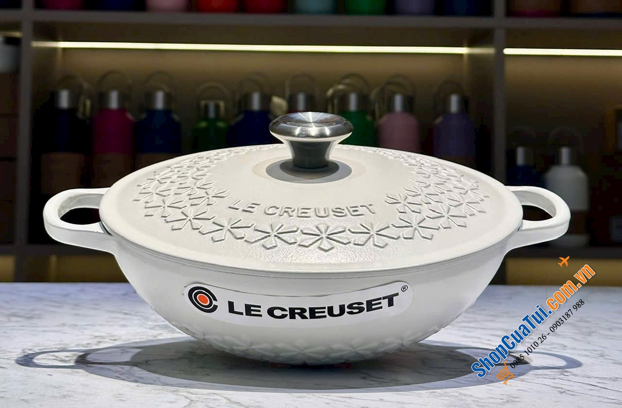 NỒI LE CREUSET MARMITE HOA MAI 22CM – ĐẸP TỪNG CHI TIẾT, SANG TỪNG GÓC BẾP.