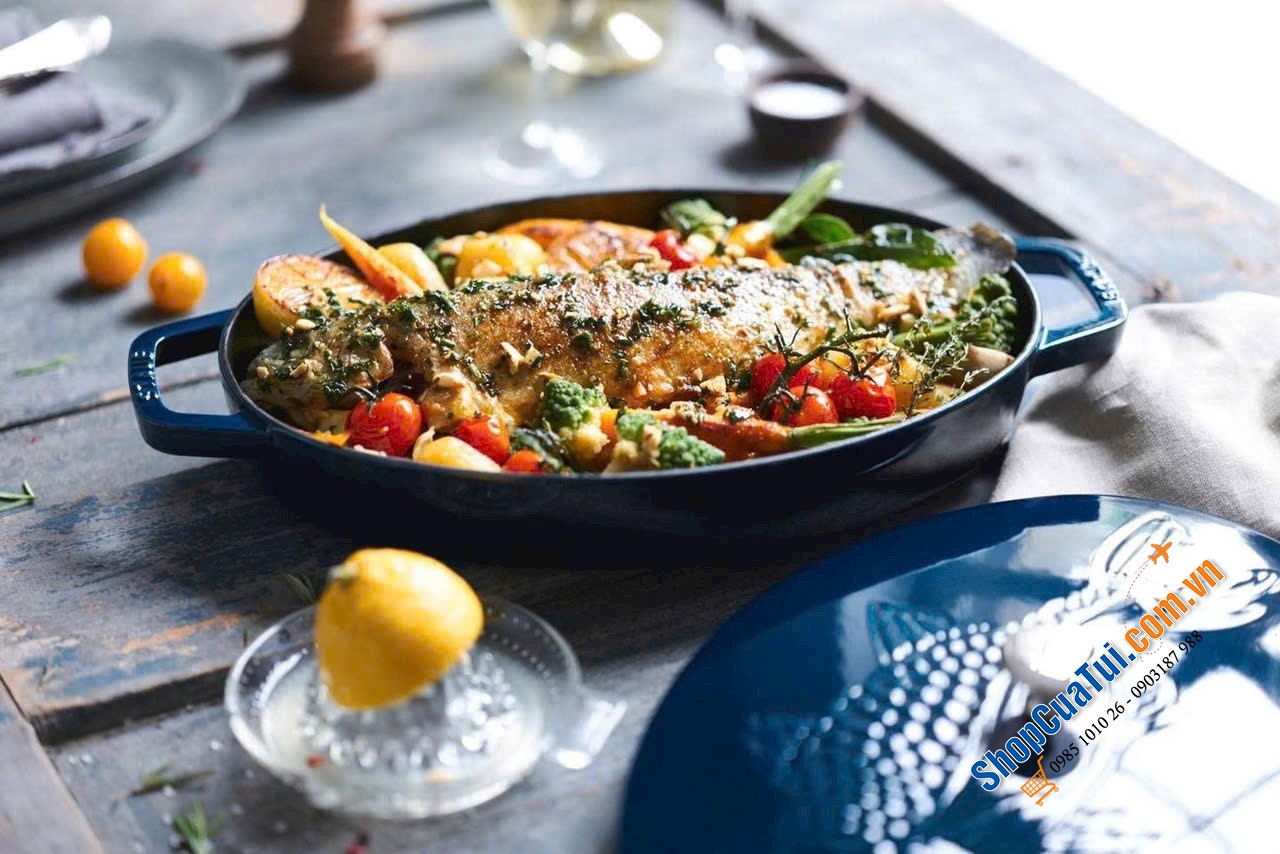 CHẢO CÁ STAUB MÀU XANH LA MER CÓ NẮP 32cm. (Staub Fish Dish Cocotte La Mer 32cm)