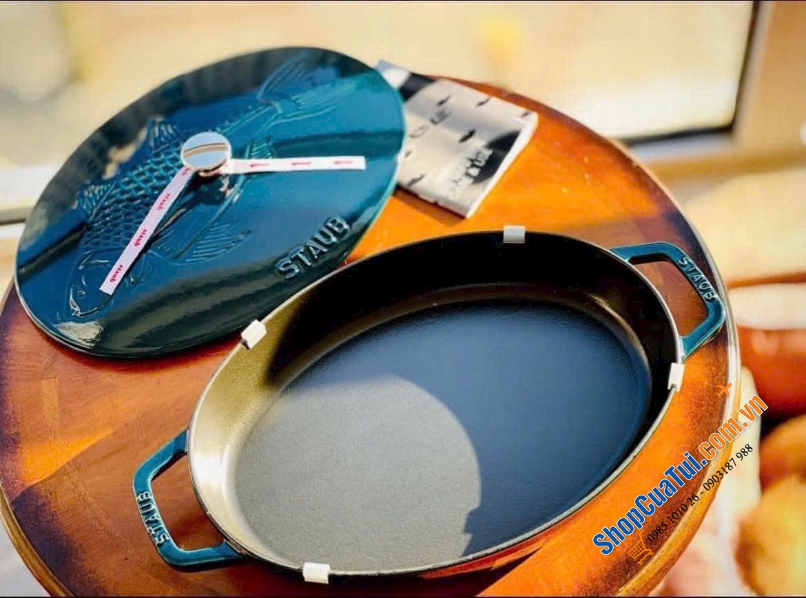 CHẢO CÁ STAUB MÀU XANH LA MER CÓ NẮP 32cm. (Staub Fish Dish Cocotte La Mer 32cm)