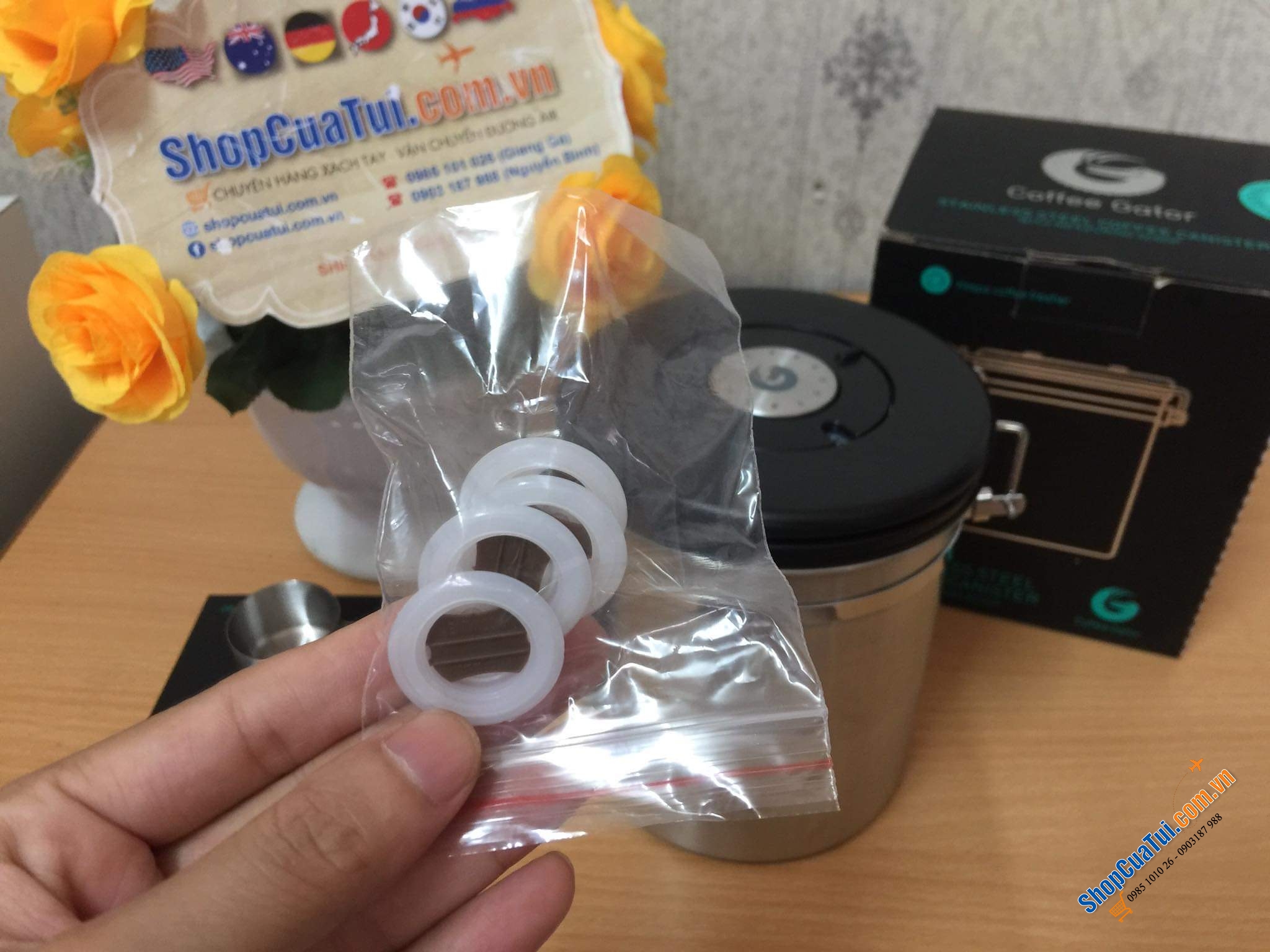 Hộp đựng cà phê bằng thép không gỉ Coffee Gator size trung 1,3 L- Giữ cho cà phê và đậu xay tươi lâu hơn - Hộp đựng có Theo dõi ngày tháng, Van xả CO2 và Thìa đo (Lớn, Xám), Thép không gỉ