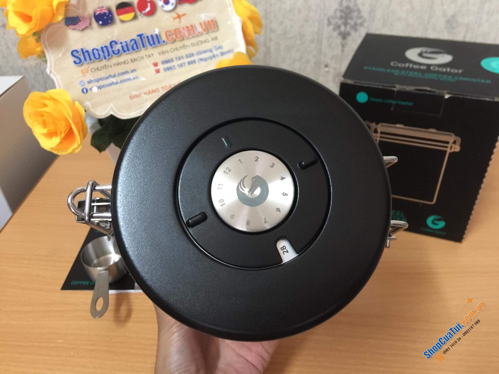 Hộp đựng cà phê bằng thép không gỉ Coffee Gator size trung 1,3 L- Giữ cho cà phê và đậu xay tươi lâu hơn - Hộp đựng có Theo dõi ngày tháng, Van xả CO2 và Thìa đo (Lớn, Xám), Thép không gỉ