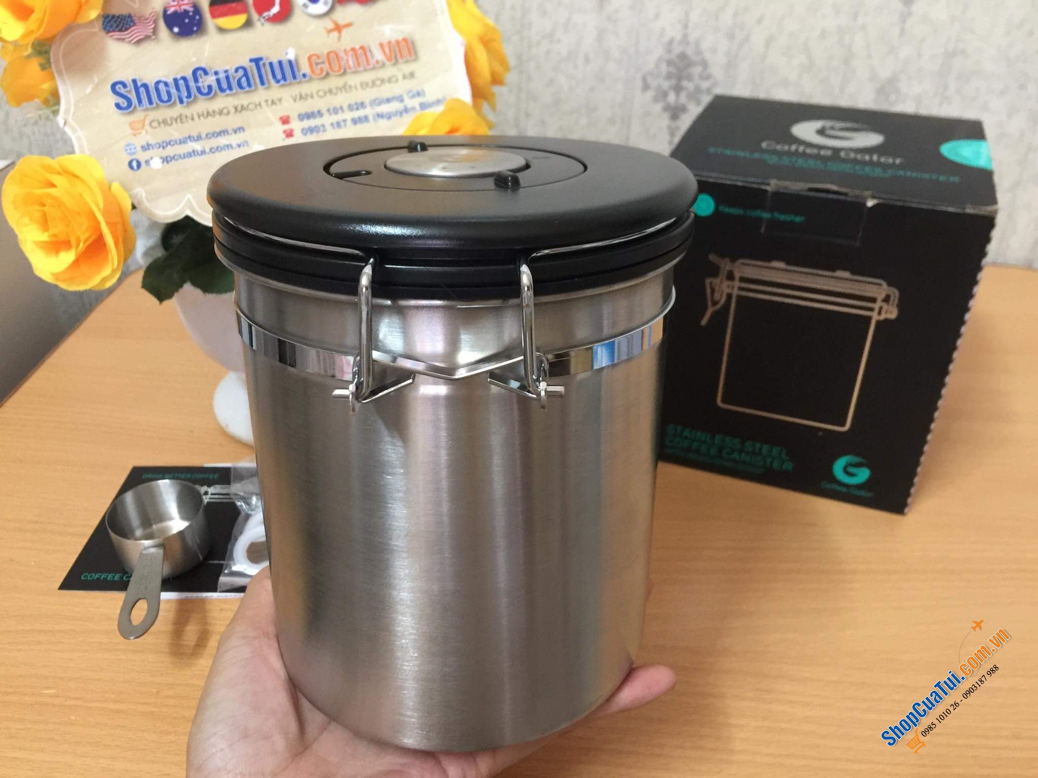 Hộp đựng cà phê bằng thép không gỉ Coffee Gator size trung 1,3 L- Giữ cho cà phê và đậu xay tươi lâu hơn - Hộp đựng có Theo dõi ngày tháng, Van xả CO2 và Thìa đo (Lớn, Xám), Thép không gỉ