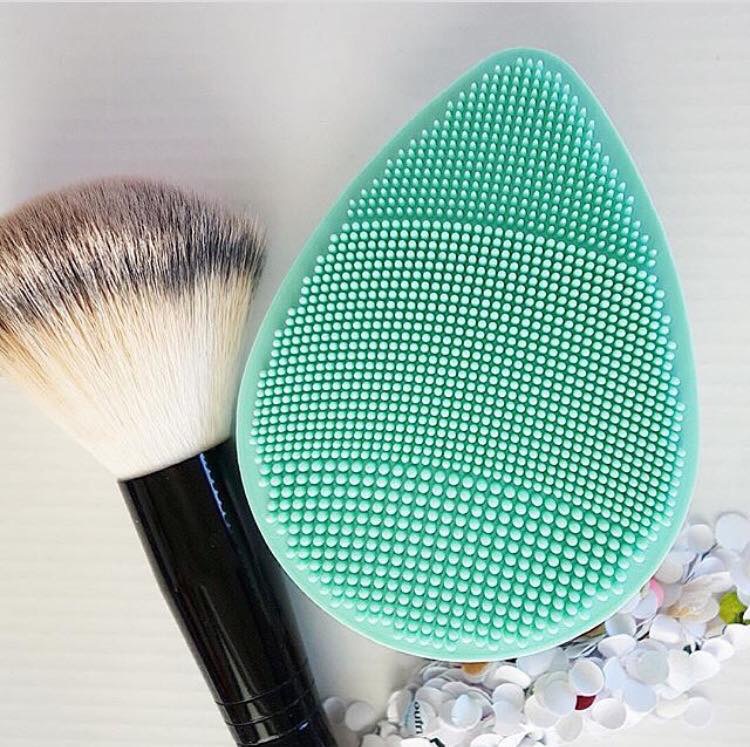 MIẾNG RỬA MẶT SILICON EBELIN