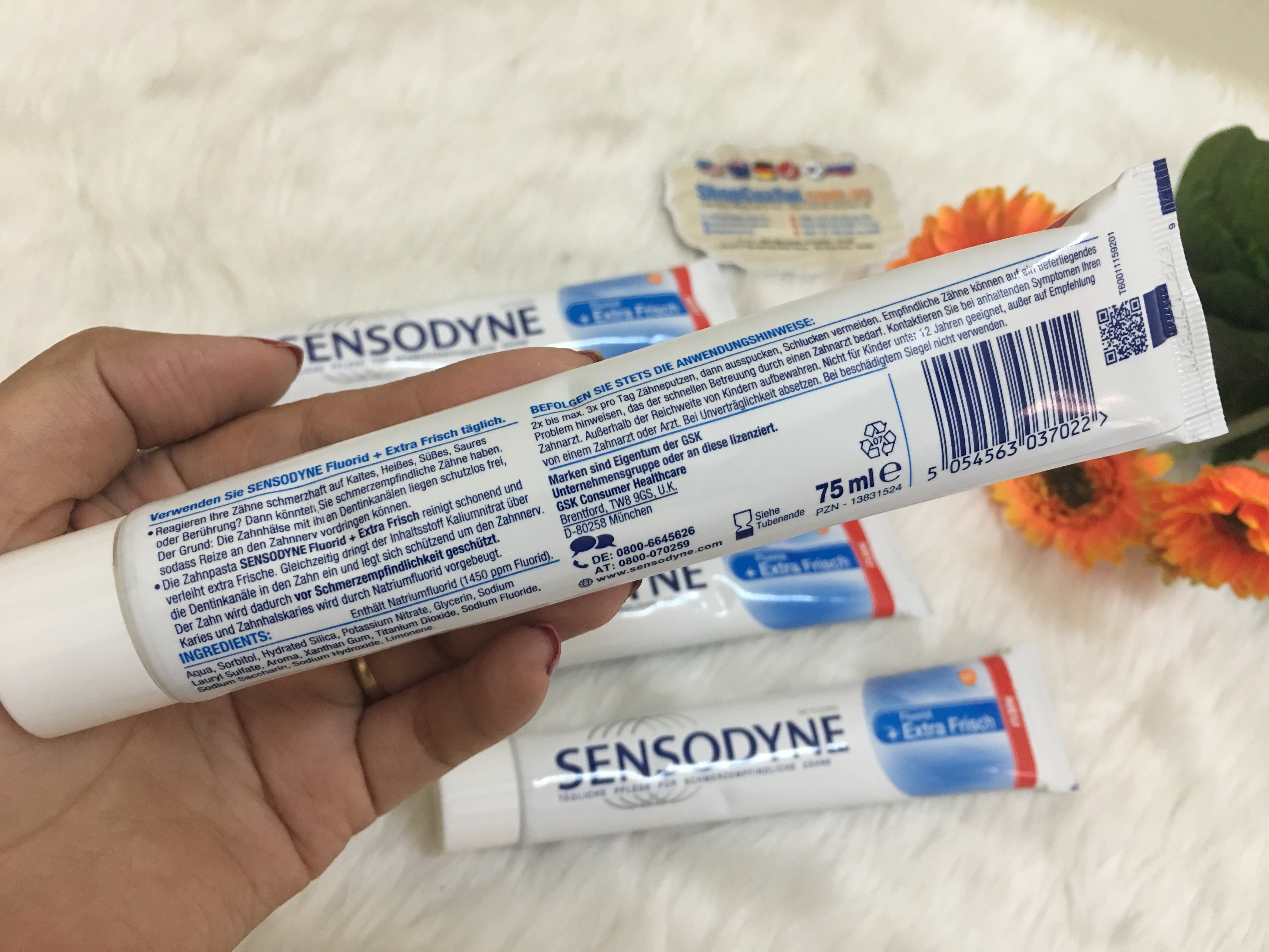 Kem đánh răng chống ê buốt, ngừa sâu răng, tăng thêm hương thơm mát SENSODYNE  FLUORID + EXTRA FRISCH