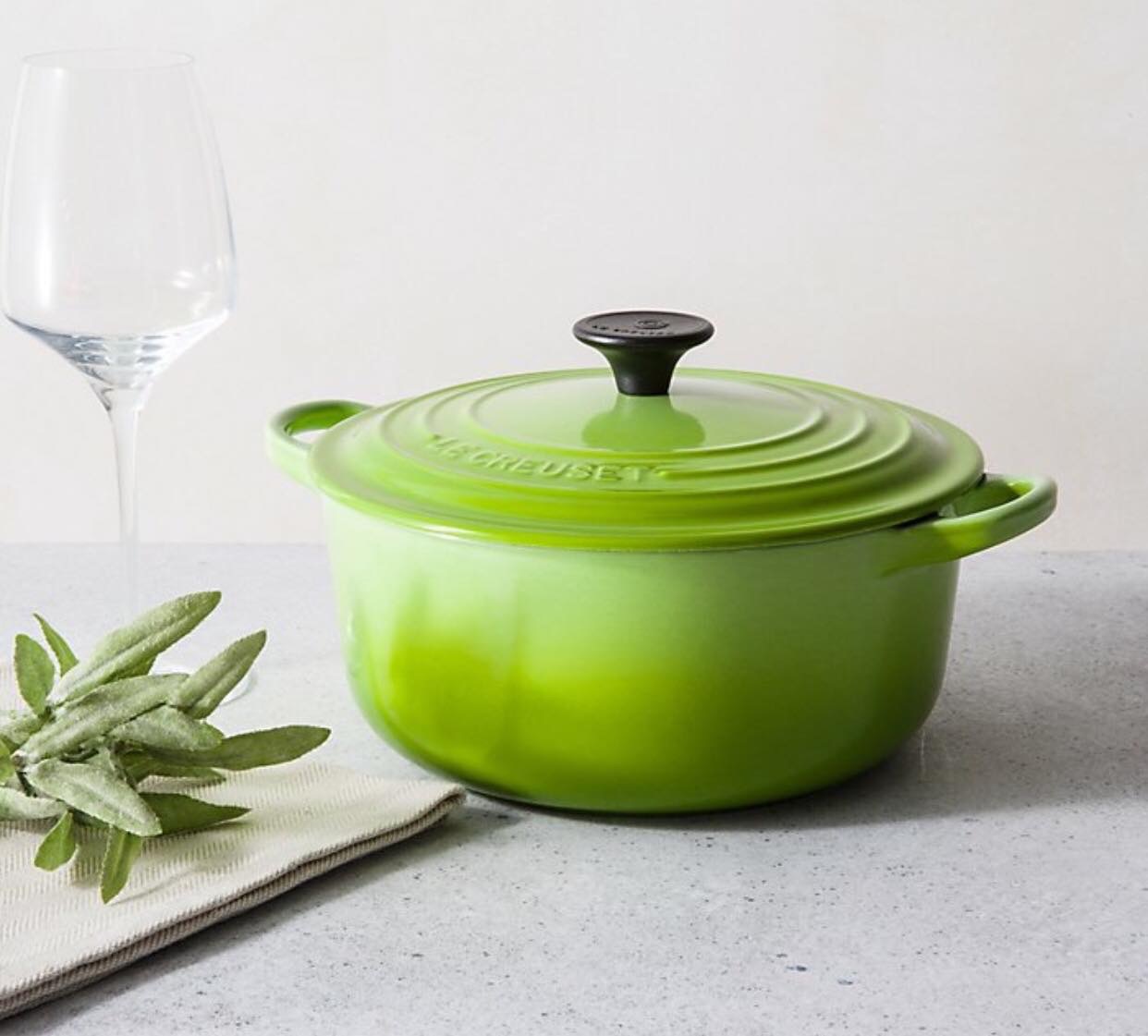 Le Creuset mà xanh Kiwi. 