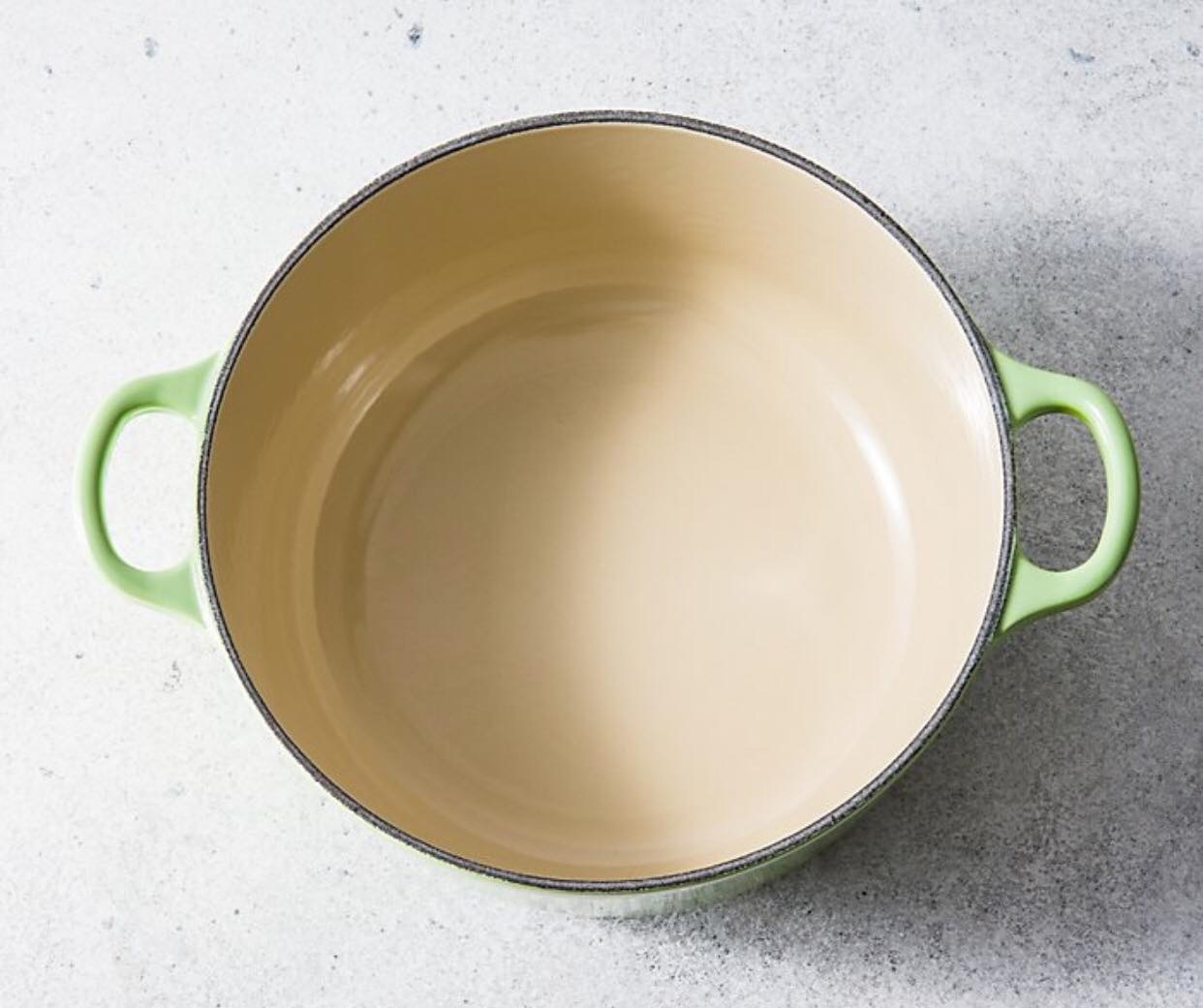 Le Creuset mà xanh Kiwi. 