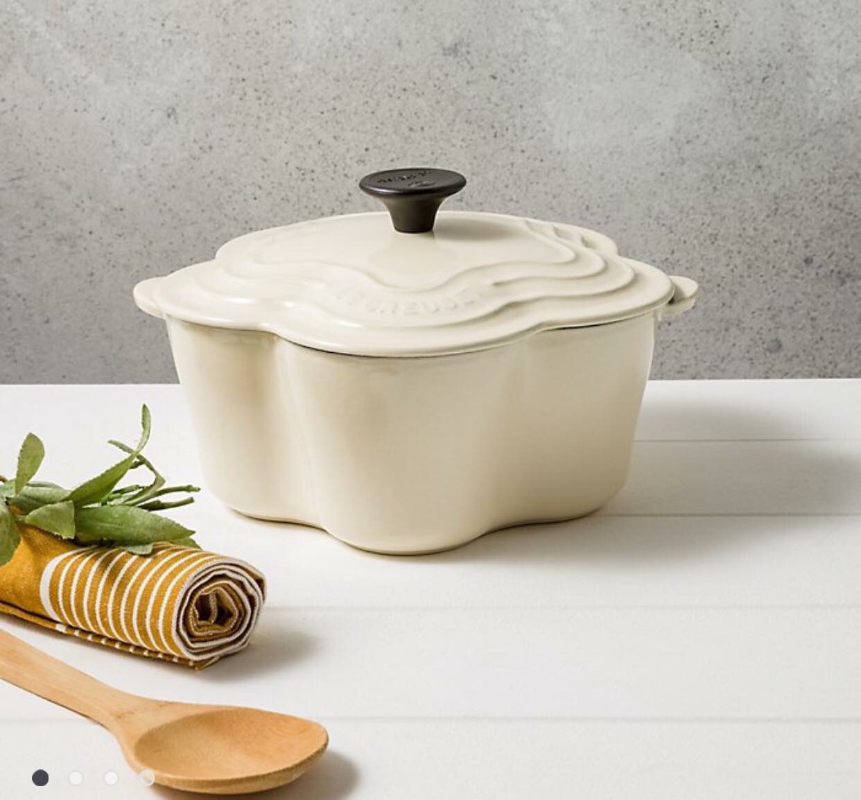 Nồi gang Le Creuset hình hoa