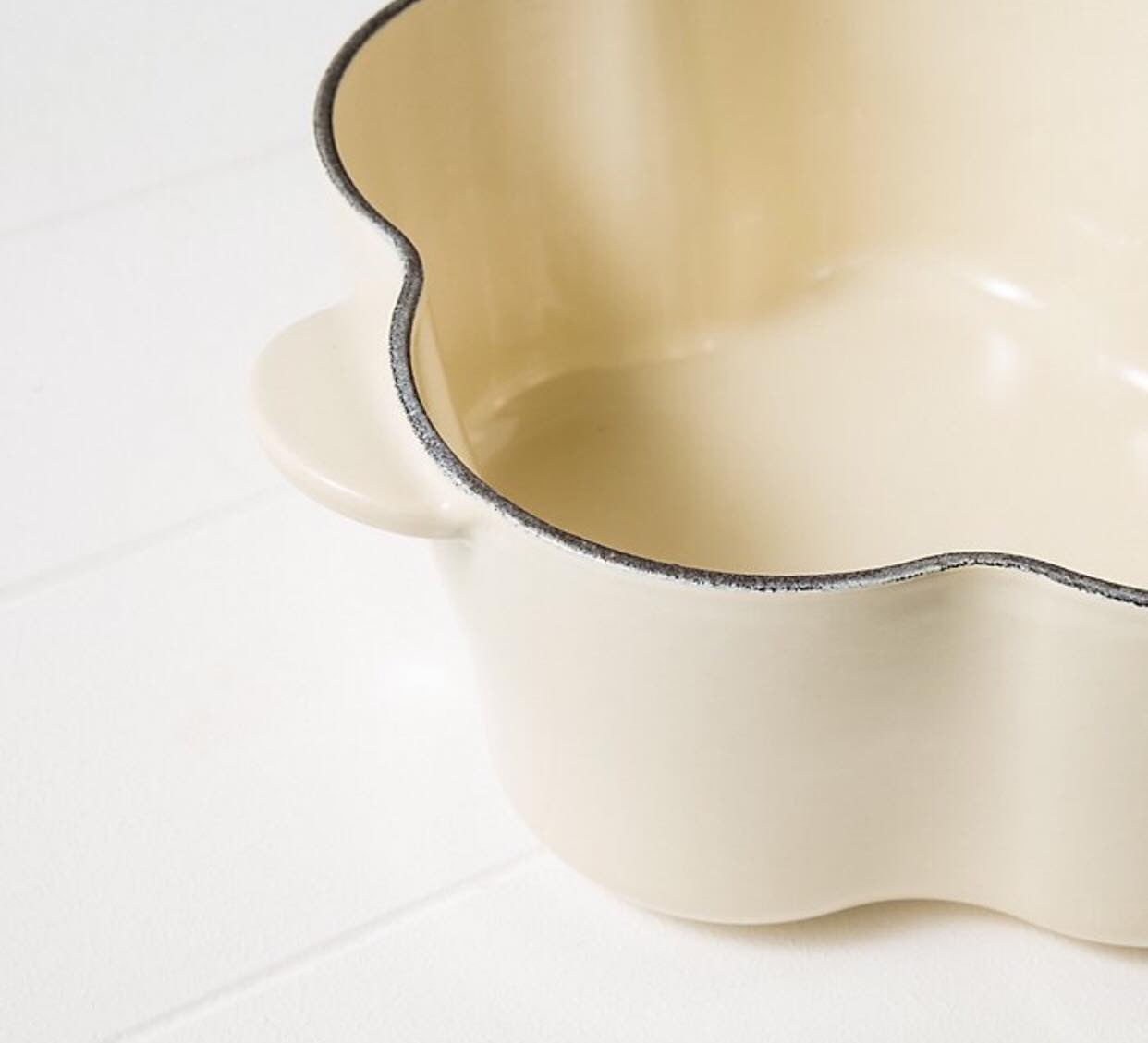 Nồi gang Le Creuset hình hoa