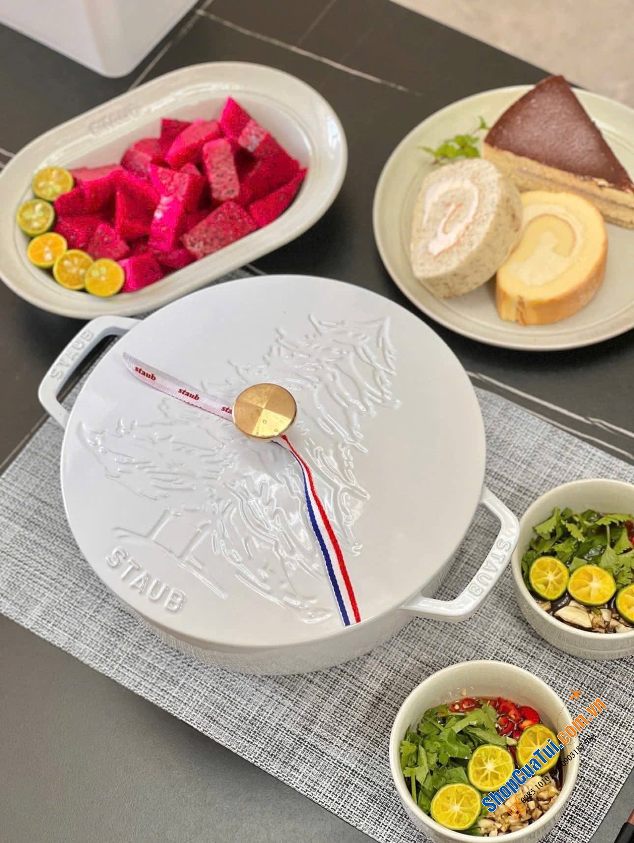 NỒI CHẢO GANG ĐÚC STAUB 24cm màu xanh - màu trắng hoạ tiết cây thông - MADE IN FRANCE