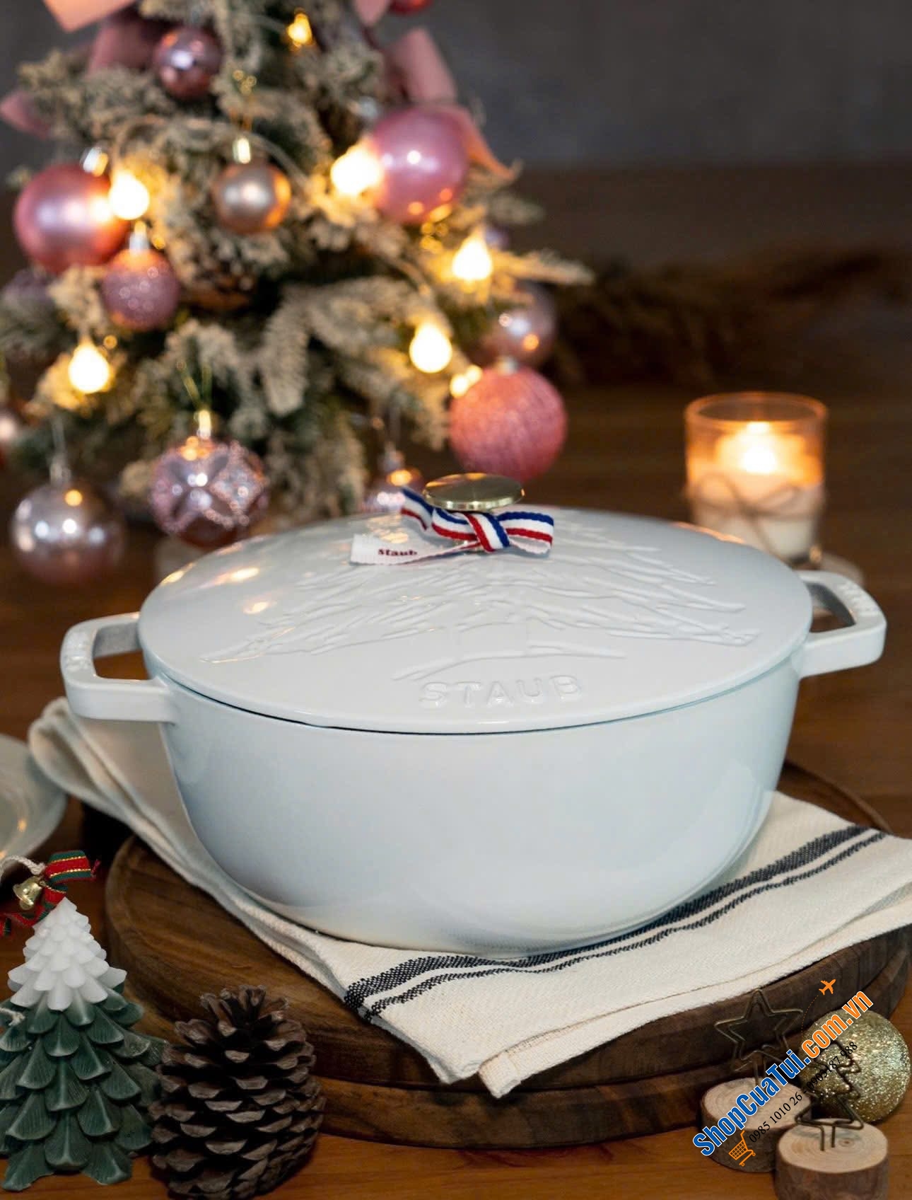 NỒI CHẢO GANG ĐÚC STAUB 24cm màu xanh - màu trắng hoạ tiết cây thông - MADE IN FRANCE