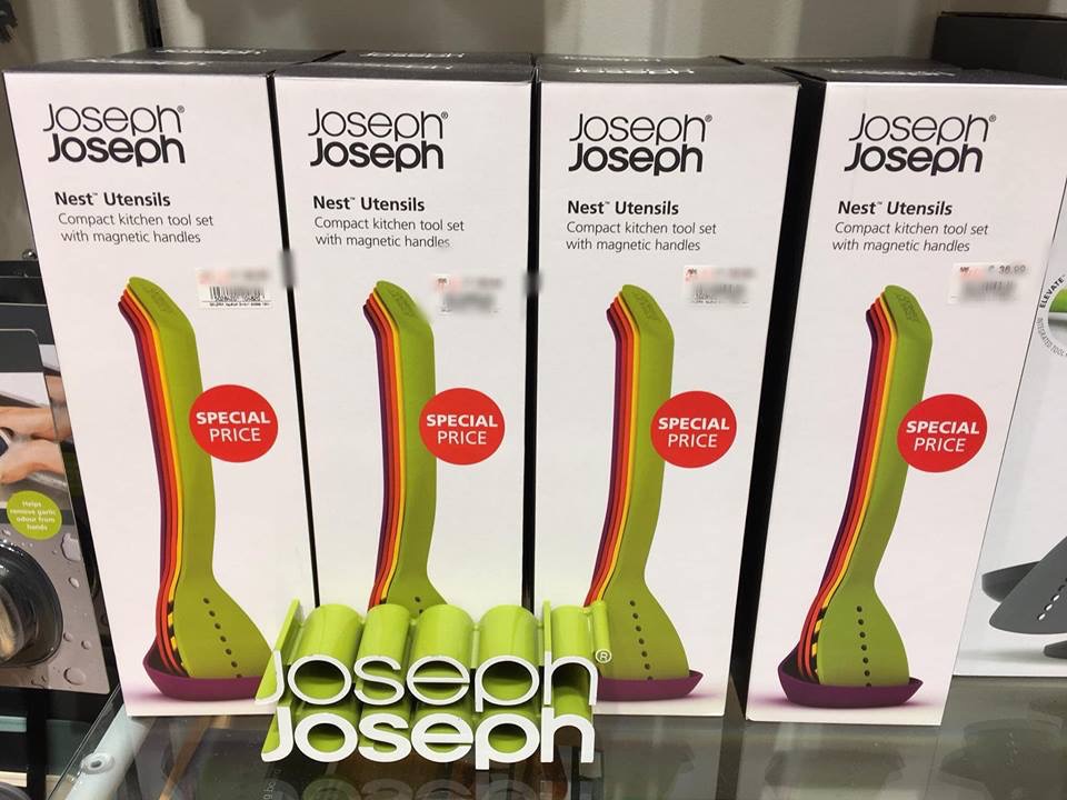 Set 5 dụng cụ nấu ăn của Joseph Joseph kèm giá để bao gồm: muôi múc canh, thìa nghiền, muôi múc nước sốt, muôi đảo cơm rang, thìa đảo mỳ Ý, xẻng lật cá, rán trứng