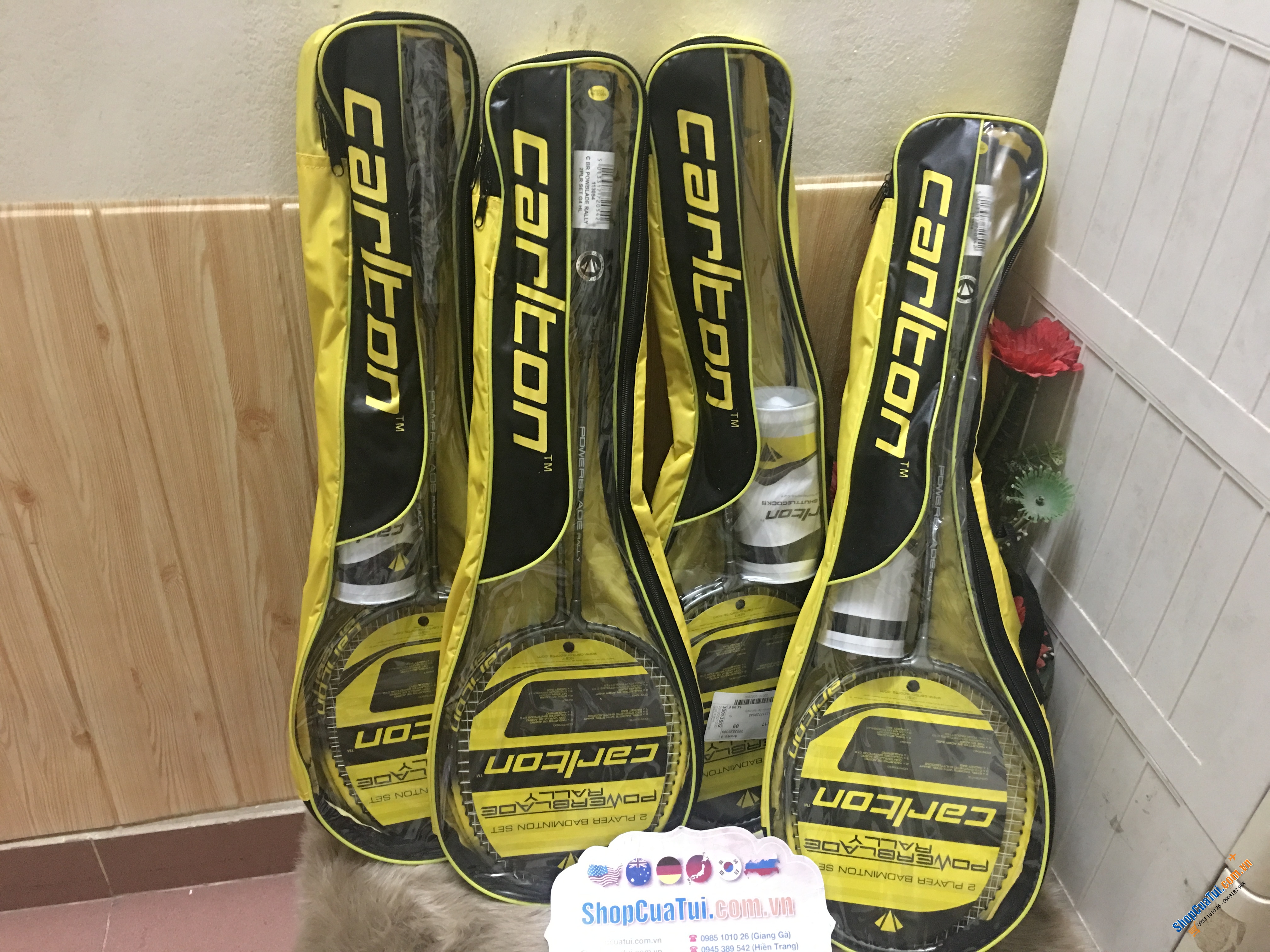 Set gồm 2 vợt và 1 ống gồm 3 quả cầu lông Carlton