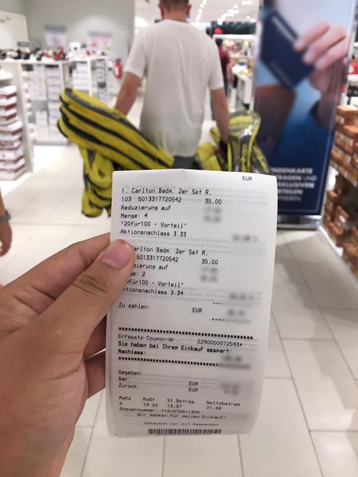 Set gồm 2 vợt và 1 ống gồm 3 quả cầu lông Carlton
