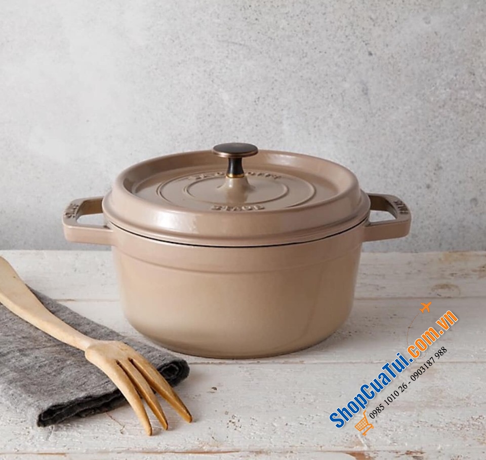 Nồi gang đúc STAUB 22 CM MÀU CÀ PHÊ SỮA ĐÁ.