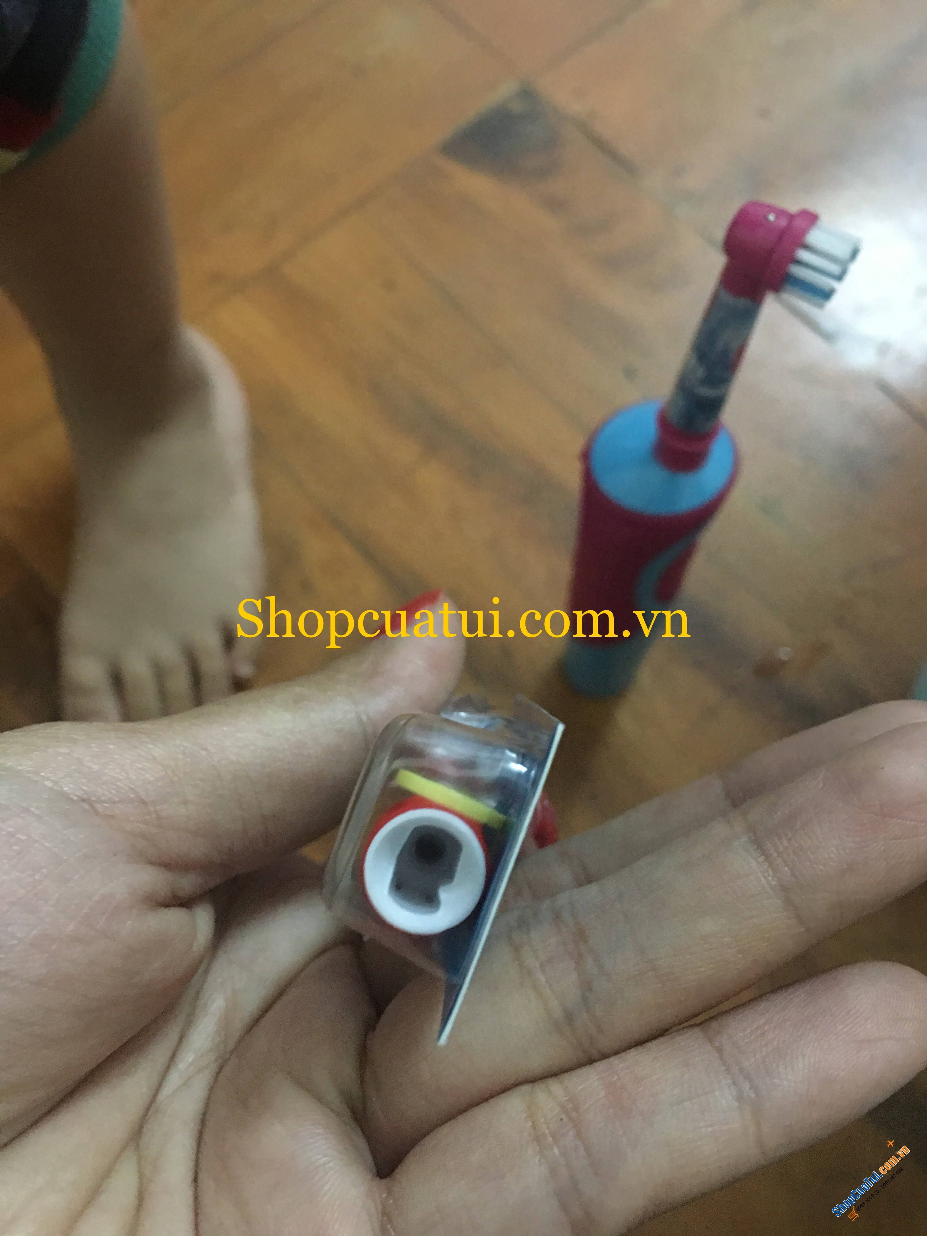 BÀN CHẢI ĐIỆN ORAL B CHO TRẺ KÈM 3 ĐẦU SƠ CUA và TUÝP KEM ĐÁNH RĂNG - MADE IN GERMANY
