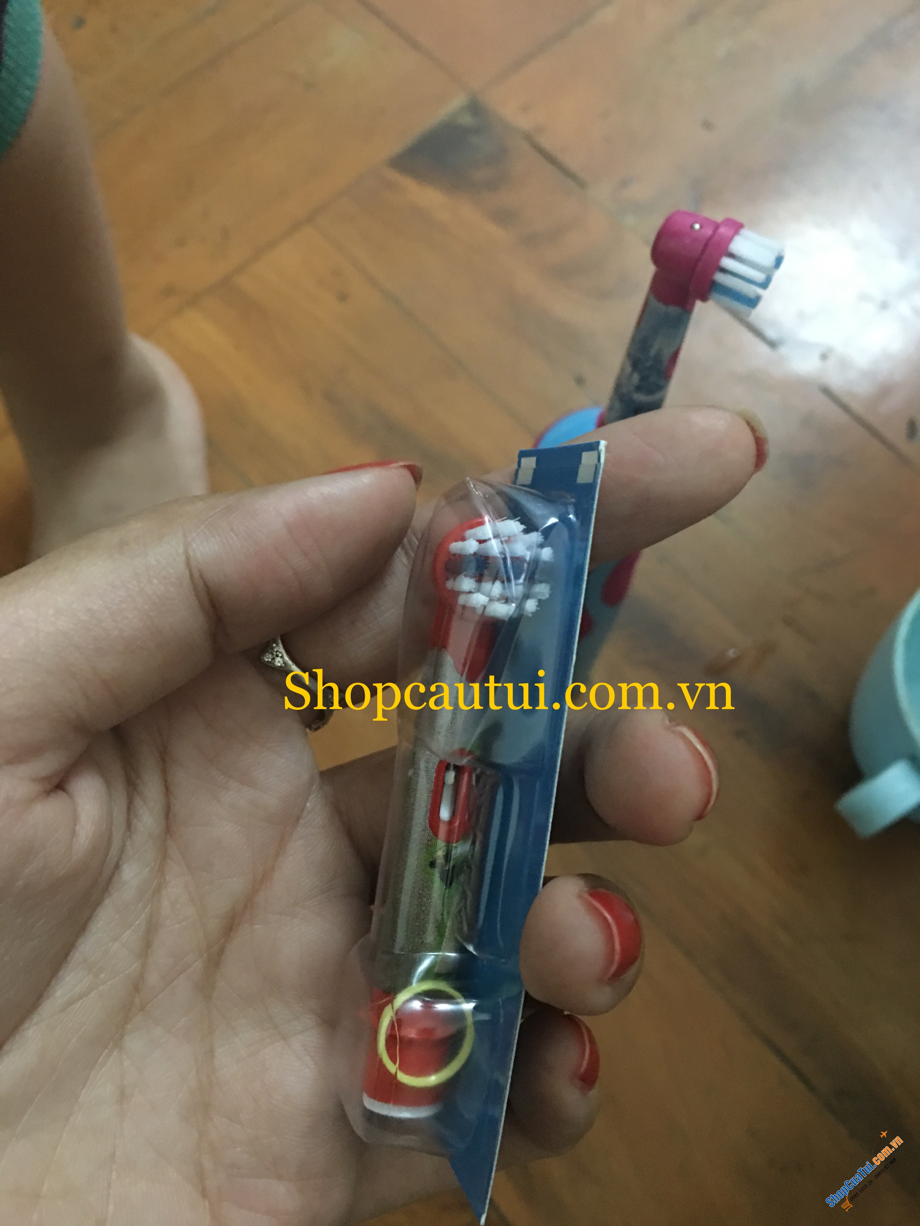 BÀN CHẢI ĐIỆN ORAL B CHO TRẺ KÈM 3 ĐẦU SƠ CUA và TUÝP KEM ĐÁNH RĂNG - MADE IN GERMANY