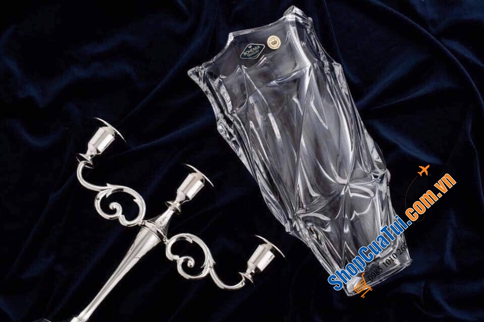 Lọ hoa cao cấp Bohemia Flamenco 30cm - thiết kế tinh khiết và tươi sáng của thủy tinh pha lê, kết hợp với đường nét xoắn nhẹ tạo độ phản quang và nổi bật