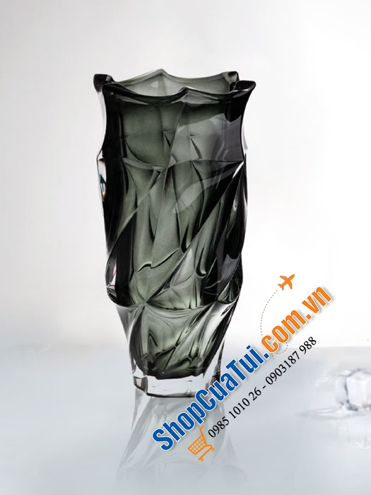 Lọ hoa cao cấp Bohemia Flamenco 30cm - thiết kế tinh khiết và tươi sáng của thủy tinh pha lê, kết hợp với đường nét xoắn nhẹ tạo độ phản quang và nổi bật