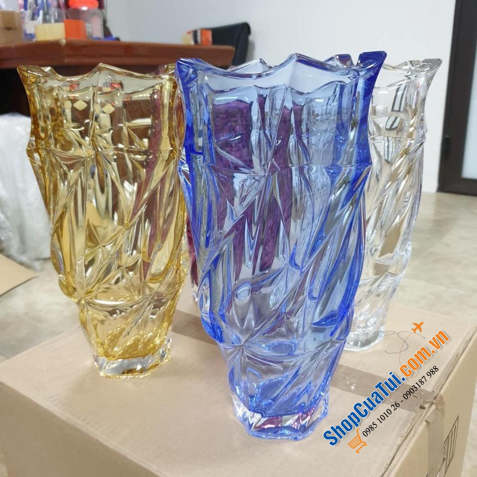 Lọ hoa cao cấp Bohemia Flamenco 30cm - thiết kế tinh khiết và tươi sáng của thủy tinh pha lê, kết hợp với đường nét xoắn nhẹ tạo độ phản quang và nổi bật
