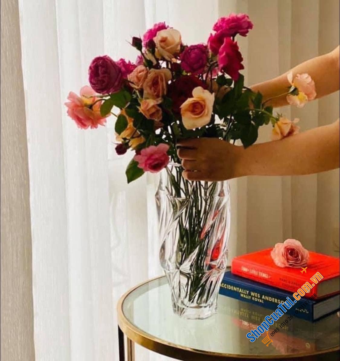 Lọ hoa cao cấp Bohemia Flamenco 30cm - thiết kế tinh khiết và tươi sáng của thủy tinh pha lê, kết hợp với đường nét xoắn nhẹ tạo độ phản quang và nổi bật