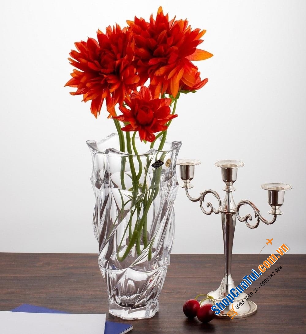 Lọ hoa cao cấp Bohemia Flamenco 30cm - thiết kế tinh khiết và tươi sáng của thủy tinh pha lê, kết hợp với đường nét xoắn nhẹ tạo độ phản quang và nổi bật