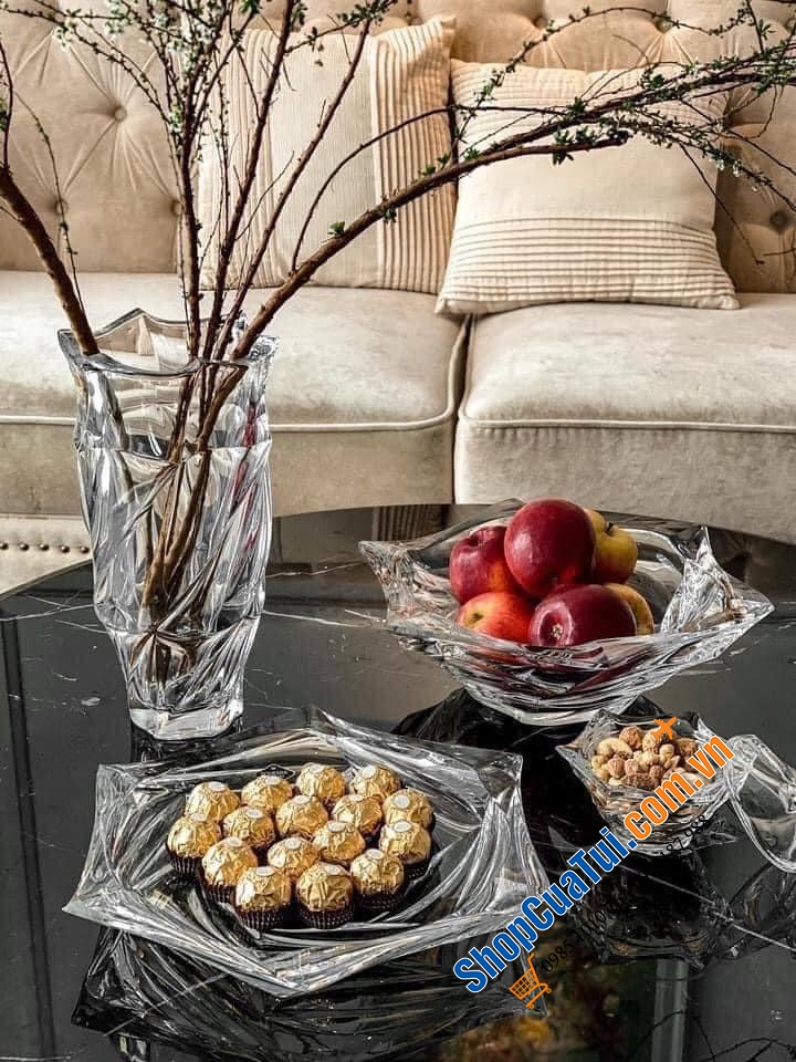 Lọ hoa cao cấp Bohemia Flamenco 30cm - thiết kế tinh khiết và tươi sáng của thủy tinh pha lê, kết hợp với đường nét xoắn nhẹ tạo độ phản quang và nổi bật