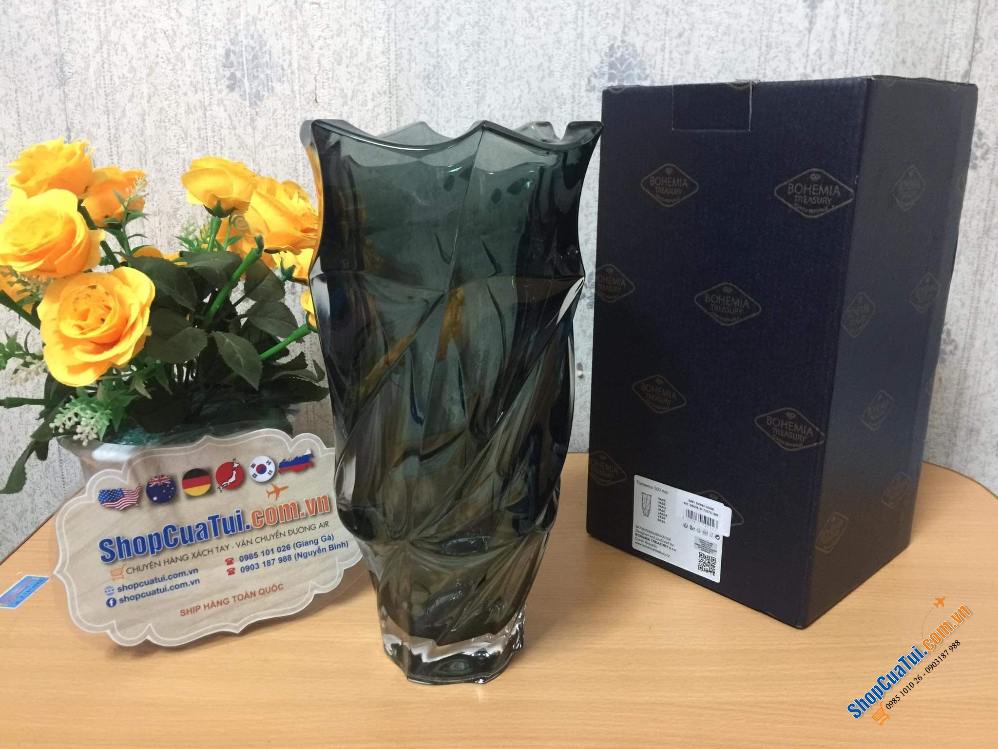 Lọ hoa cao cấp Bohemia Flamenco 30cm - thiết kế tinh khiết và tươi sáng của thủy tinh pha lê, kết hợp với đường nét xoắn nhẹ tạo độ phản quang và nổi bật