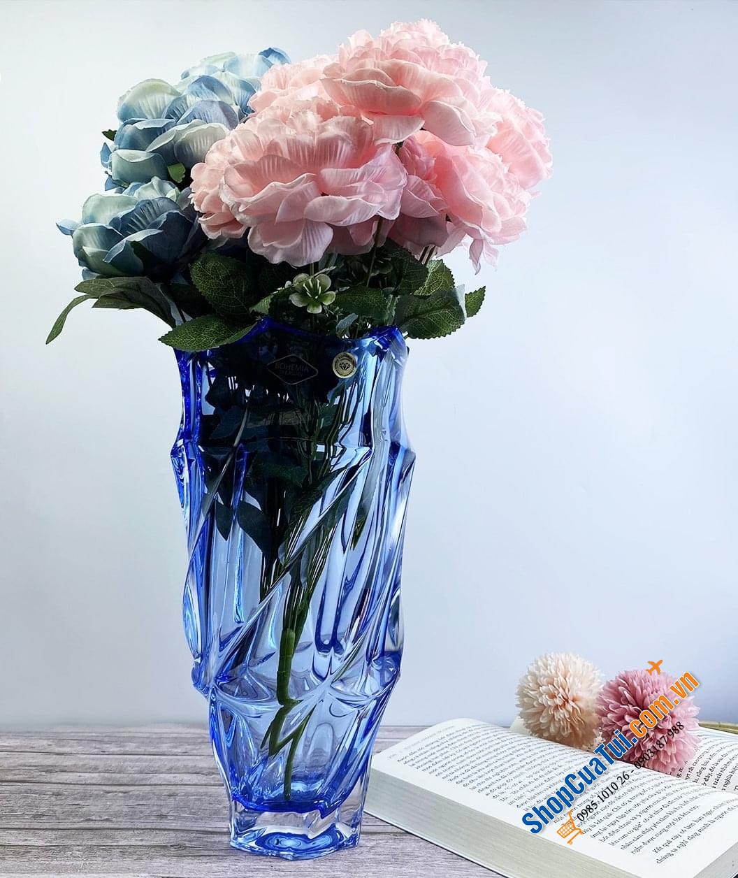 Lọ hoa cao cấp Bohemia Flamenco 30cm - thiết kế tinh khiết và tươi sáng của thủy tinh pha lê, kết hợp với đường nét xoắn nhẹ tạo độ phản quang và nổi bật